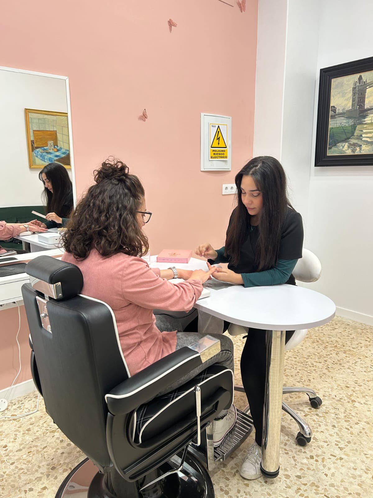 Rosa trabajando con una clienta