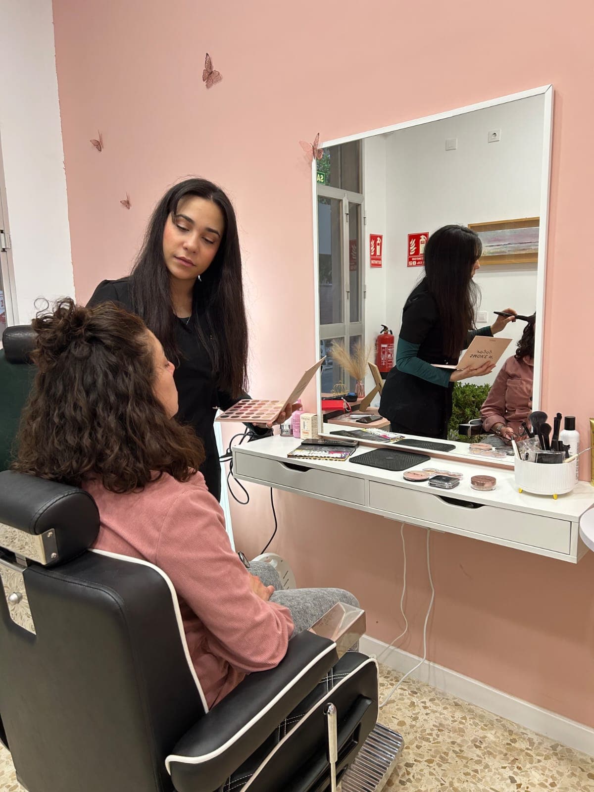 Rosa atendiendo a una clienta